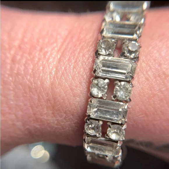 VINTAGE CLEAR STONE BAGUETTE  SILVERTONE BANGLE WITH SECURITY CHAIN - Picture 3 of 11